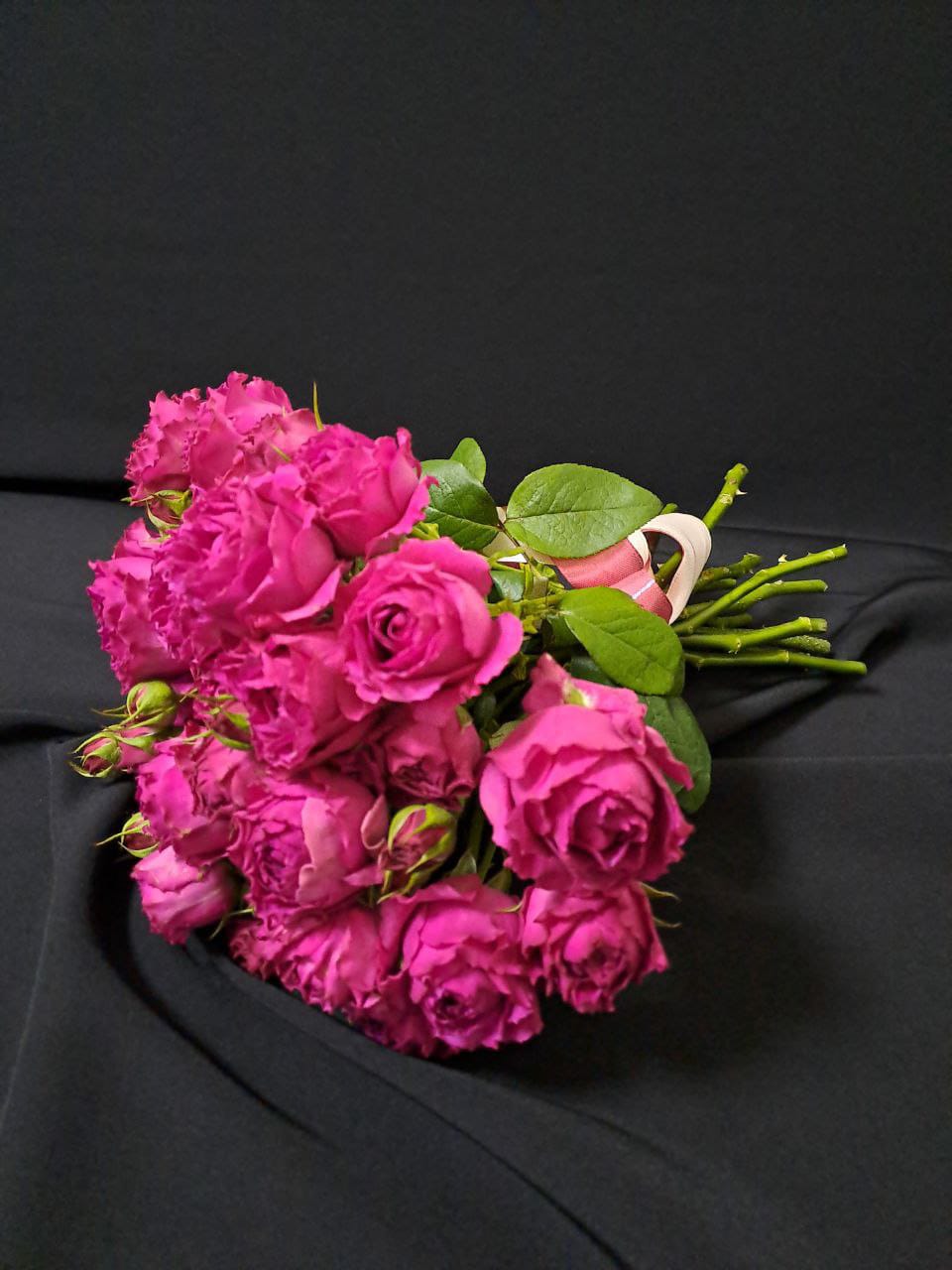 Букет из розовых кустовых роз (9 шт )